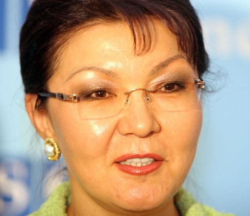 Kazachstano prezidento duktė skundžiasi, kad gali tik svajoti dėl seksualinio priekabiavimo